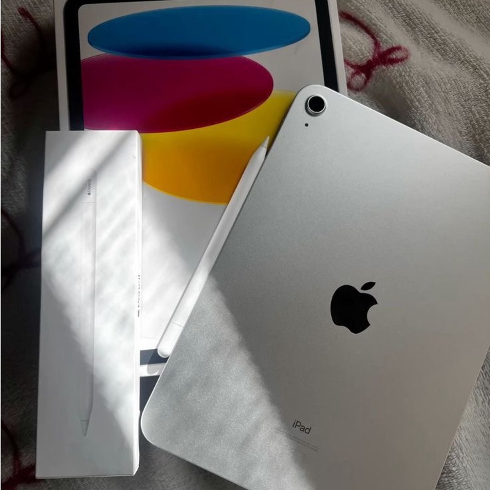 Apple iPad Silver with White Pencil